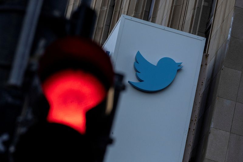 &copy; Reuters. Imagen de archivo del logo de Twitter en su sede corporativa en San Francisco, California, junto a una luz roja de un semáforo. 18 noviembre 2022. REUTERS/Carlos Barría