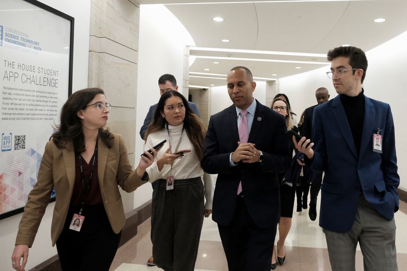 © Reuters. U.S. Rep. Hakeem Jeffries (D-NY) speaks to the media following the House Leadership news conference, after being elected as the new Democratic leader in the House of Representatives for the next session of Congress, on Capitol Hill in Washington, U.S., November 30, 2022. REUTERS/Michael A. McCoy