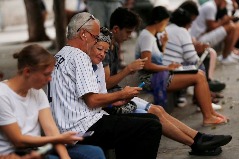 &copy; Reuters. FOTO DE ARCHIVO: Gente usa internet en un punto de acceso en La Habana, Cuba. 18 de diciembre, 2018. REUTERS/Stringer/Archivo