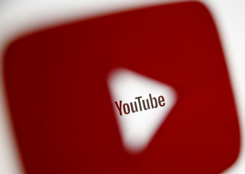 © Reuters. FILE PHOTO: A 3D-printed YouTube icon is seen in front of a displayed YouTube logo in this illustration taken October 25, 2017. REUTERS/Dado Ruvic/Ilustration