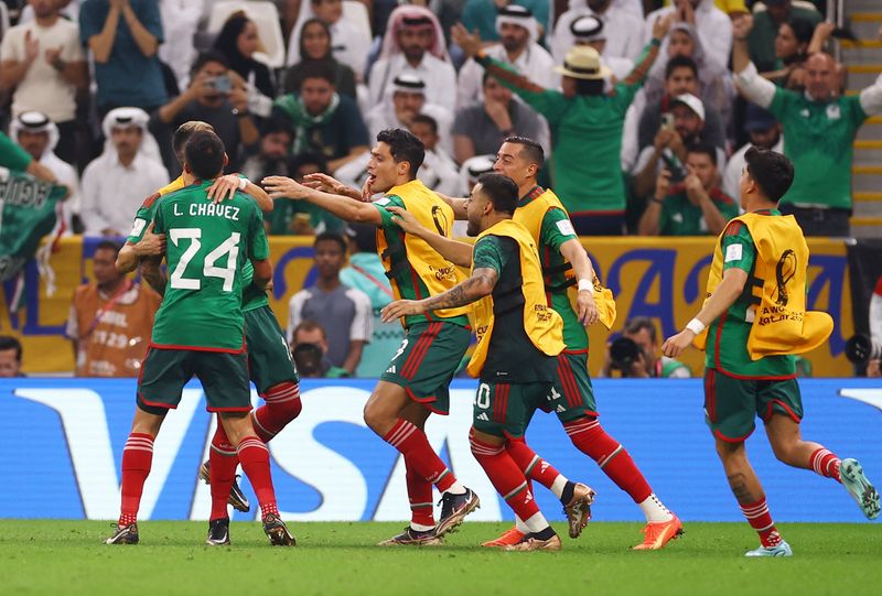 &copy; Reuters. لاعبون من منتخب المكسيك يحتفلون بتسجيل هدف أمام السعودية ببطولة كأس العالم لكرة القدم في قطر يوم الأربعاء. تصوير: كاي بفافنباخ - رويترز.