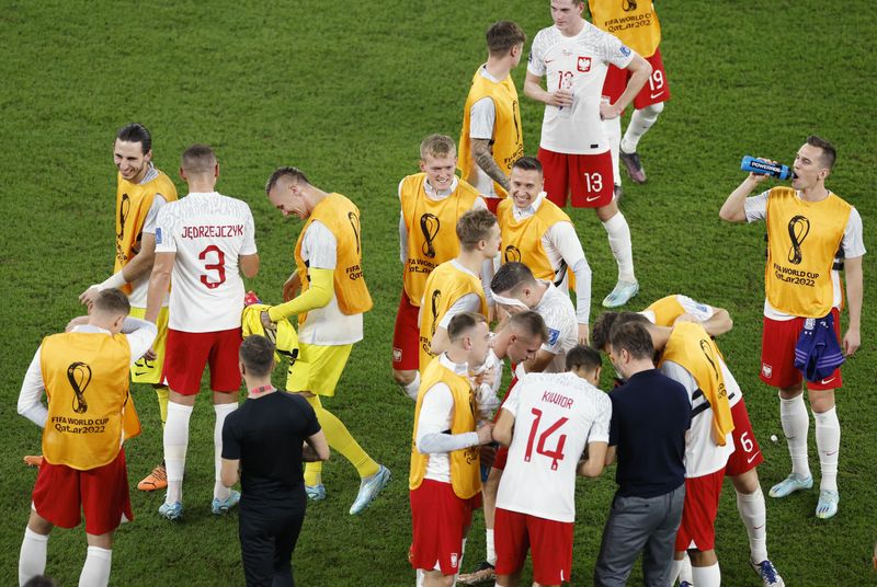 &copy; Reuters. لاعبو بولندا يحتفلون بالتأهل إلى دور الستة عشر في كأس العالم لكرة القدم يوم الأربعاء. تصوير: إيسي كاتو - رويترز.