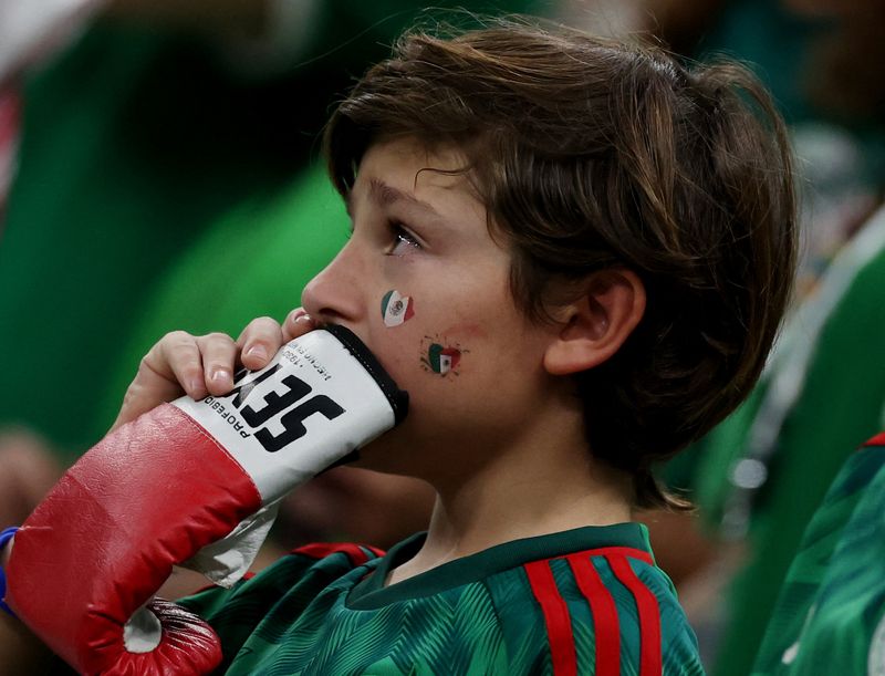 &copy; Reuters. Torcedor mexicano durante partida no Estádio Lusail, no Catar
30/11/2022
REUTERS/Amr Abdallah Dalsh