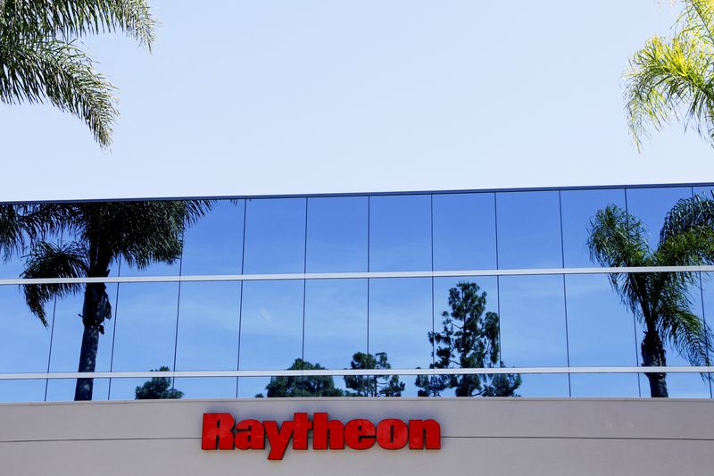 © Reuters. FILE PHOTO: A Raytheon building is shown in San Diego, California, U.S., June 10, 2019.  REUTERS/Mike Blake/File Photo