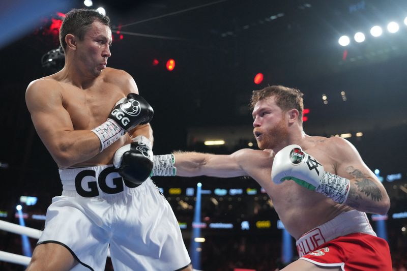 &copy; Reuters. Canelo Álvarez (calção vermelho) em luta de boxe em Las Vegas, nos Estados Unidos
17/09/2022
Joe Camporeale-USA TODAY Sports