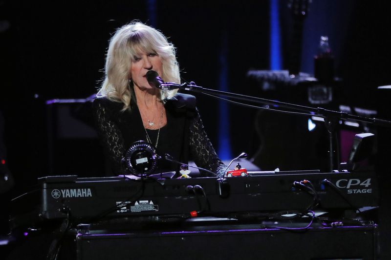 &copy; Reuters. FOTO DE ARCHIVO: Christine McVie, del grupo Fleetwood Mac, actúa durante el espectáculo MusiCares Person of the Year 2018, en el que se honra a Fleetwood Mac, en el Radio City Music Hall de Manhattan, Nueva York, Estados Unidos, el 26 de enero.  REUTERS