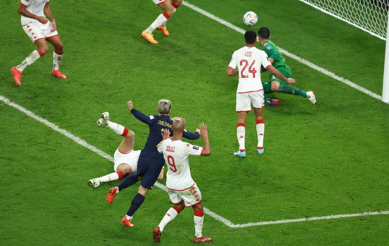 &copy; Reuters. Nov 30, 2022 
Foto del miércoles del delatero de Francia Antoine Griezmann marcando un gol que luego sería anulado a instancias del VAR 
REUTERS/Marko Djurica