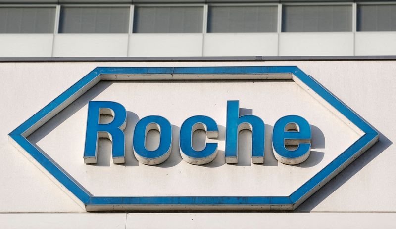 &copy; Reuters. FILE PHOTO: The logo of Swiss drugmaker Roche is seen at its headquarters in Basel, Switzerland January 30, 2020. REUTERS/Arnd Wiegmann/File Photo