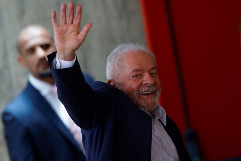 &copy; Reuters. El presidente electo de Brasil, Luiz Inácio Lula da Silva, saluda antes de asistir a una reunión en el edificio del gobierno de transición en Brasilia, Brasil, 28 de noviembre de 2022. REUTERS/Adriano Machado