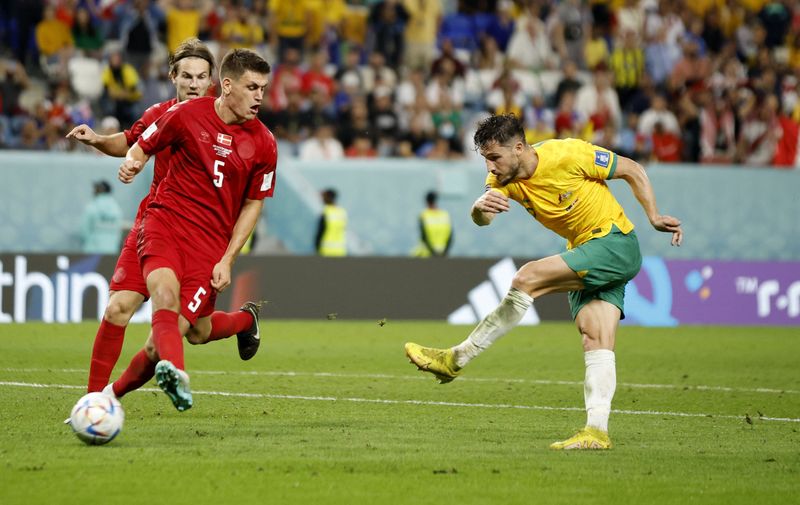 &copy; Reuters. 　サッカーのＷ杯カタール大会は３０日、１次リーグの最終戦を行い、オーストラリアがデンマークに１─０で勝利して決勝トーナメントへの進出を決めた。右は決勝点のマシュー・レッキ