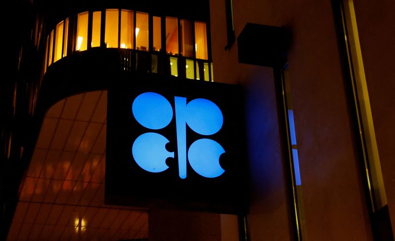 &copy; Reuters.     ロイターの原油市場調査によると、１１月の石油輸出国機構（ＯＰＥＣ）産油量は日量２９０１万バレルで、１０月に比べ同７１万バレル減少した。ＯＰＥＣ本部、２０１８年１２月撮