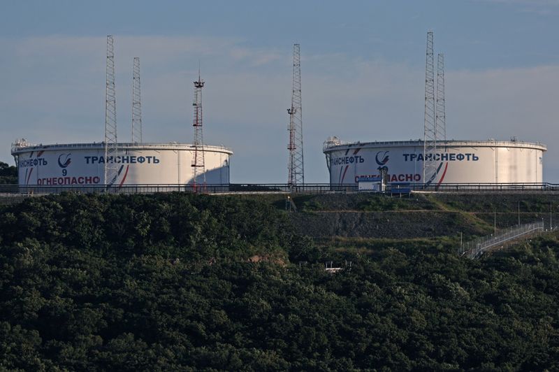 &copy; Reuters. FILE PHOTO: A view shows oil tanks of Transneft oil pipeline operator at the crude oil terminal Kozmino on the shore of Nakhodka Bay near the port city of Nakhodka, Russia August 12, 2022. REUTERS/Tatiana Meel/File Photo