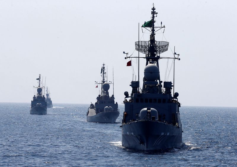 © Reuters. سفن قتالية تابعة للقوات البحرية الملكية السعودية خلال مناورة شرق المملكة العربية السعودية في صورة من أرشيف رويترز.