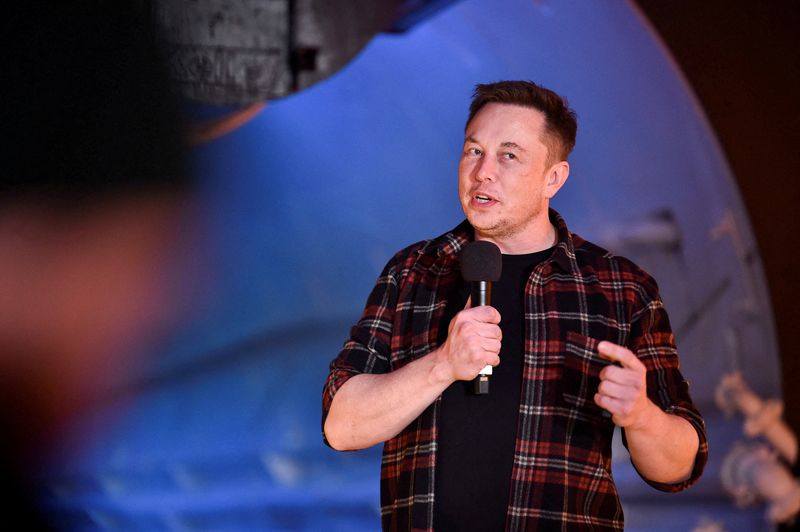 &copy; Reuters. FILE PHOTO: Tesla Inc. founder Elon Musk speaks at the unveiling event by "The Boring Company" for the test tunnel of a proposed underground transportation network across Los Angeles County, in Hawthorne, California, U.S. December 18, 2018.  Robyn Beck/Po