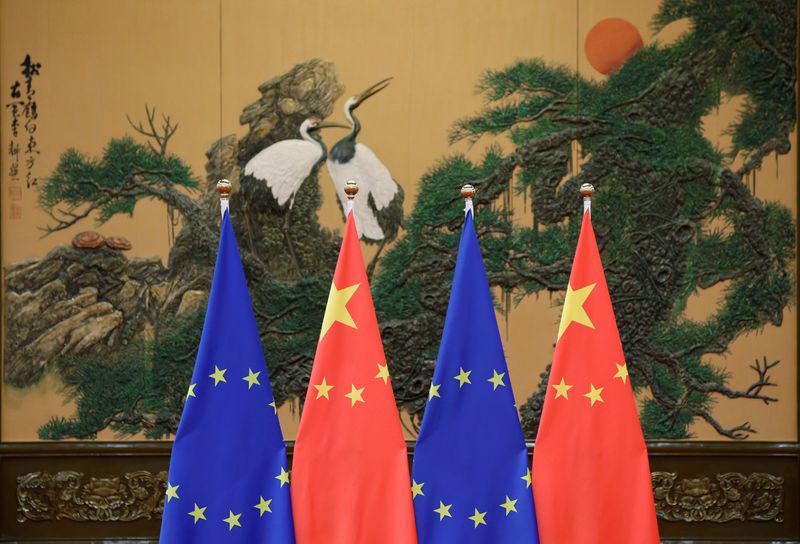 &copy; Reuters. أعلام الاتحاد الأوروبي والصين داخل قاعة الشعب الكبرى في بكين - صورة من أرشيف رويترز.