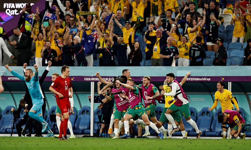 &copy; Reuters. لاعبون بمنتخب أستراليا يحتفلون بالفوز على الدنمرك والتأهل للأدوار الإقصائية في كأس العالم في قطر يوم الأربعاء. تصوير: حمد محمد - رويترز.