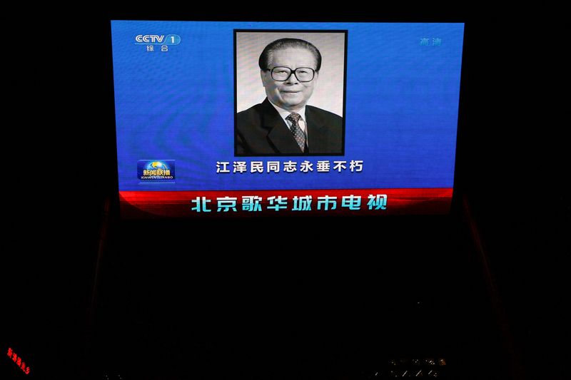 © Reuters. A screen broadcasts news footage of former Chinese President Jiang Zemin following his death, in Beijing, China November 30, 2022. REUTERS/Tingshu Wang