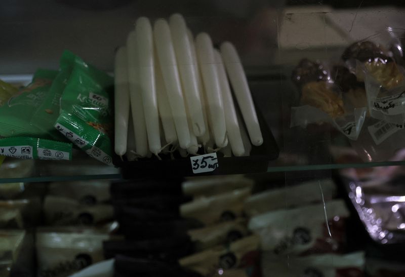 © Reuters. FILE PHOTO: Candles are for sale in a small shop, Poltavochka, which only has a small amount of power due to intermittent use of a generator, in Siversk, Ukraine, November 30, 2022.  REUTERS/Leah Millis