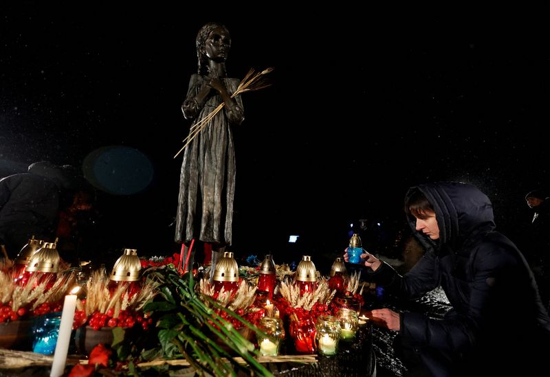 &copy; Reuters. امرأة تضع شمعة عند نصب تذكاري في كييف تخليدا لذكرى ضحايا مجاعة حدثت عامي 1932 و 1933 يطلق عليها "هولودومور" في صورة التقطت يوم 26 نوفمبر تشرين الثا