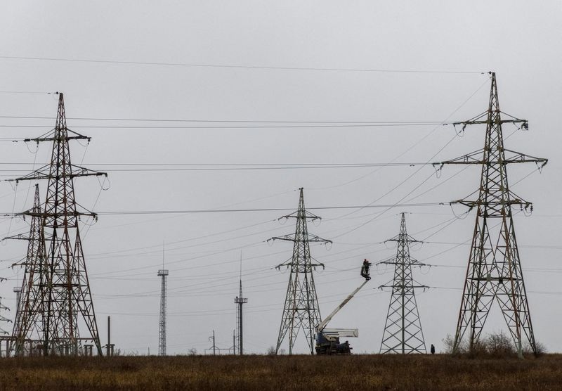 &copy; Reuters. FILE PHOTO: Electric power lines damaged by Russian military strikes in Kherson region, Ukraine November 30, 2022. REUTERS/Anna Voitenko/File Photo