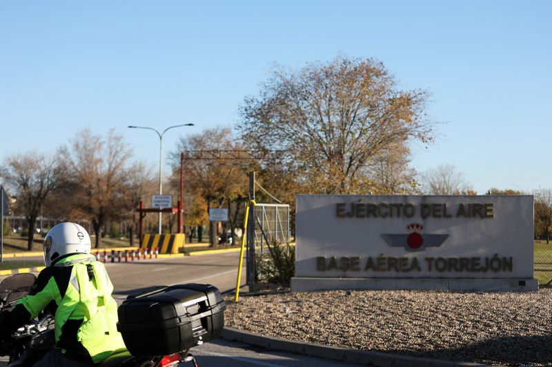 &copy; Reuters. Une personne à moto circule près de l'entrée de la base de l'armée de l'air de Torrejon de Ardoz où un engin explosif présumé caché dans une enveloppe a été envoyé. /Photo prise le 1er décembre 2022 à Madrid, en Espagne/REUTERS/Violeta Santos