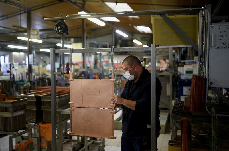 &copy; Reuters.  12月１日、Ｓ＆Ｐグローバルが発表した１１月のユーロ圏製造業購買担当者景気指数（ＰＭＩ）改定値は４７．１と、前月の４６．４から上昇した。仏ナント近郊の工場で２０２１年５月撮