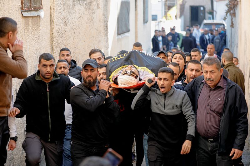 &copy; Reuters. Funérailles de Mohammed Al Saadi, l'un des deux militants palestiniens tués par les forces israéliennes lors d'affrontements à Jénine, en Cisjordanie occupée par Israël. /Photo prise le 1er décembre 2022/REUTERS/Raneen Sawafta
