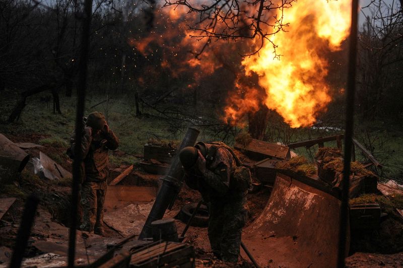 &copy; Reuters. Ukrainian servicemen fire a mortar on a front line, as Russia's attack on Ukraine continues, in Donetsk region, Ukraine, in this handout image released November 20, 2022.  Iryna Rybakova/Press Service of the 93rd Independent Kholodnyi Yar Mechanized Briga
