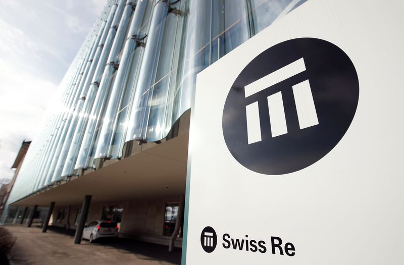 &copy; Reuters. Photo du logo du réassureur Swiss Re devant le siège du groupe à Zurich, en Suisse. /Photo d'archives/REUTERS/Arnd WIegmann