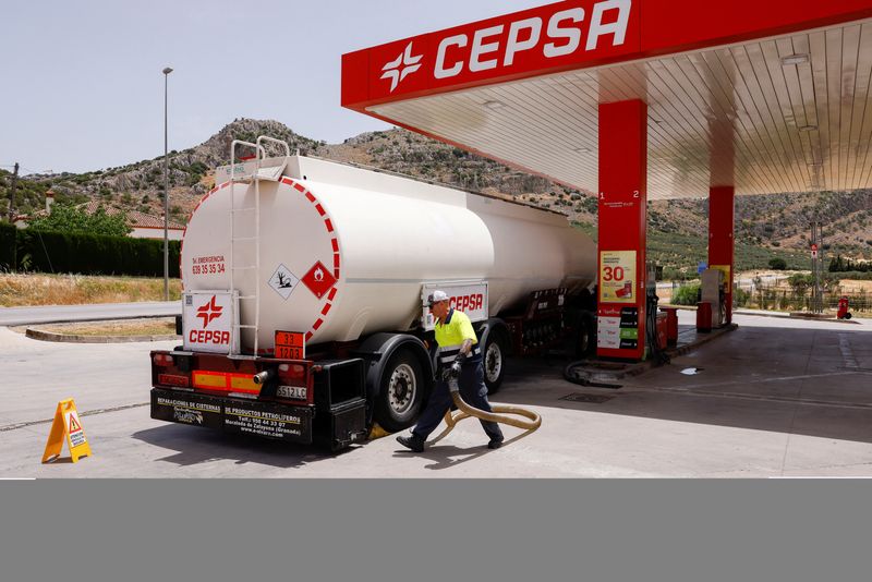 &copy; Reuters. FILE PHOTO: A worker prepares to deliver fuel at a Cepsa petrol station in Cuevas del Becerro, Spain, June 13, 2022. REUTERS/Jon Nazca/File Photo