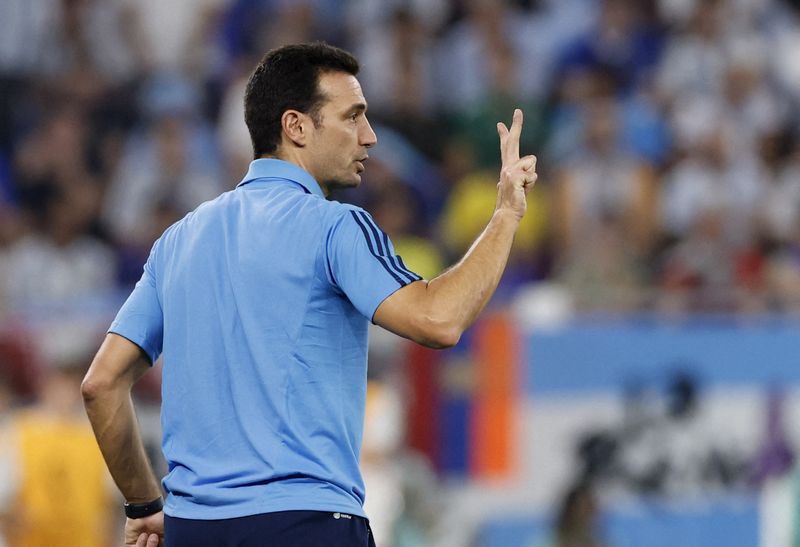 &copy; Reuters. Técnico da seleção da Argentina, Lionel Scaloni, durante partida contra a Polônia na Copa do Mundo do Catar
30/11/2022 REUTERS/Amanda Perobelli