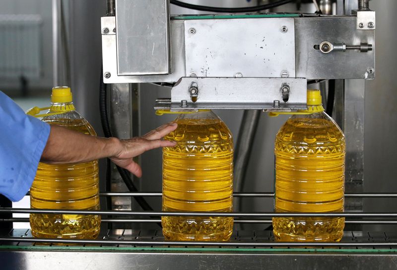 &copy; Reuters. FOTO DE ARQUIVO: Garrafas são enchidas com óleo de soja feito de soja importada dos EUA em uma linha de produção em uma fábrica da Liangyou Industry and Trade Co., Ltd em Qufu, província de Shandong, China, 4 de julho de 2018. REUTERS/Jason Lee