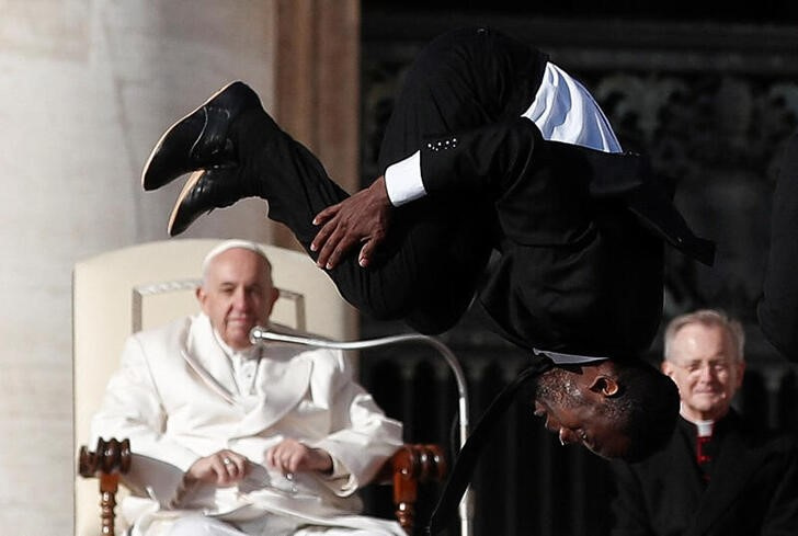 &copy; Reuters. Un trabajador circense keniano hace una exhibición durante la audicencia general semanal del Papa Francisco en la Plaza de San Pedro en el Vaticano. 30 noviembre 2022. REUTERS/Guglielmo Mangiapane