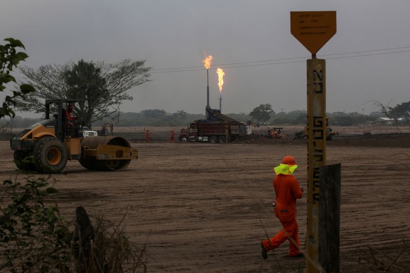 &copy; Reuters. FILE PHOTO: A worker walks near gas flares at the state energy company Petroleos Mexicanos (Pemex) Perdiz Plant, which is unable to process the vast volumes of gas sent from the Ixachi field, outside of Tierra Blanca, Mexico May 4, 2022. REUTERS/Quetzalli