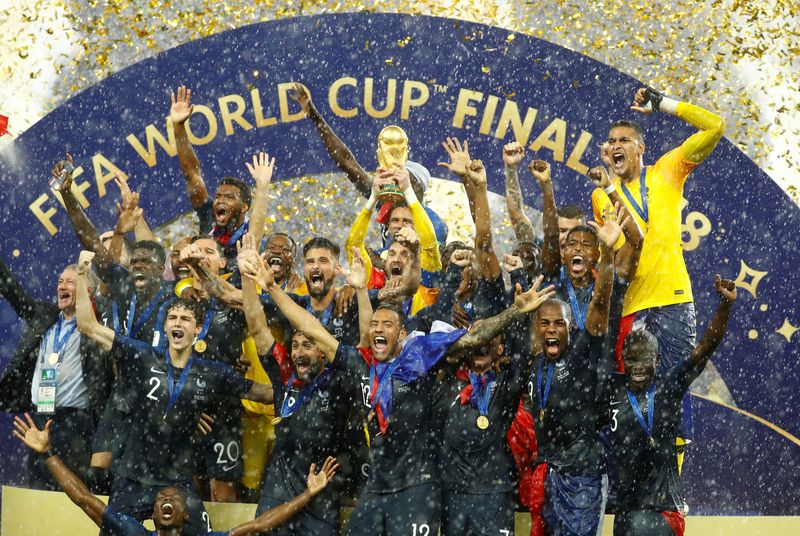 &copy; Reuters. هوجو لوريس لاعب فرنسا يرفع الكأس احتفالا بفوز منتخبه بكأس العالم في موسكو في صورة من أرشيف رويترز.