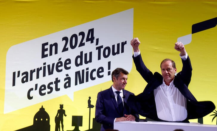 &copy; Reuters. El alcalde de Niza, Christian Estrosi (izq), y el director general del Tour de Francia, Christian Prudhomme, anuncian que el Tour de Francia 2024 concluirá en Niza, Francia. 1 diciembre 2022. REUTERS/Eric Gaillard