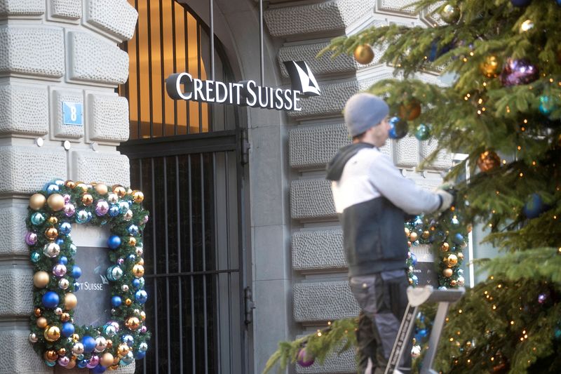 &copy; Reuters. FILE PHOTO: A Christmas tree is decorated in front of the headquarters of Swiss bank Credit Suisse in Zurich, Switzerland November 23, 2022. REUTERS/Arnd Wiegmann/File Photo
