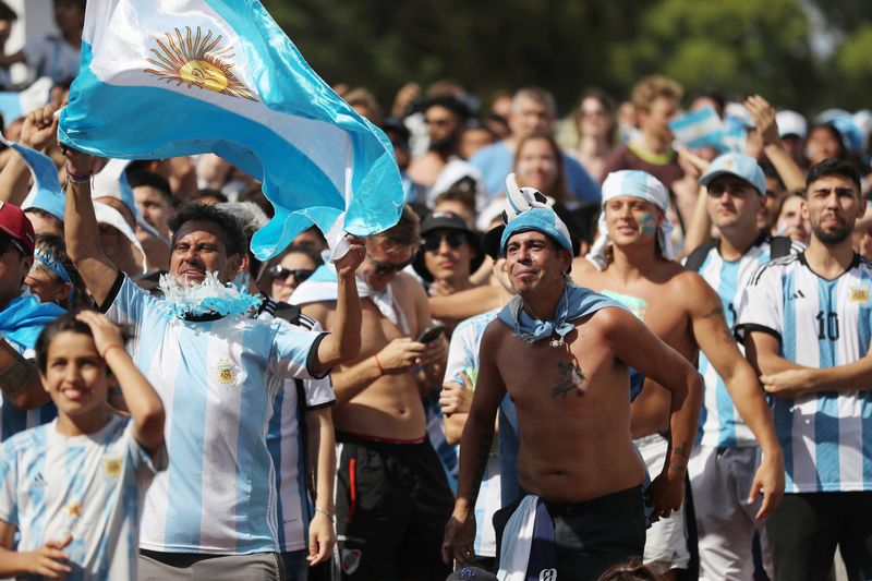 &copy; Reuters. Torcedores da Argentina em Buenos Aires assistem partida contra Polônia pela Copa do Mundo do Catar
30/11/2022 REUTERS/Agustin Marcarian