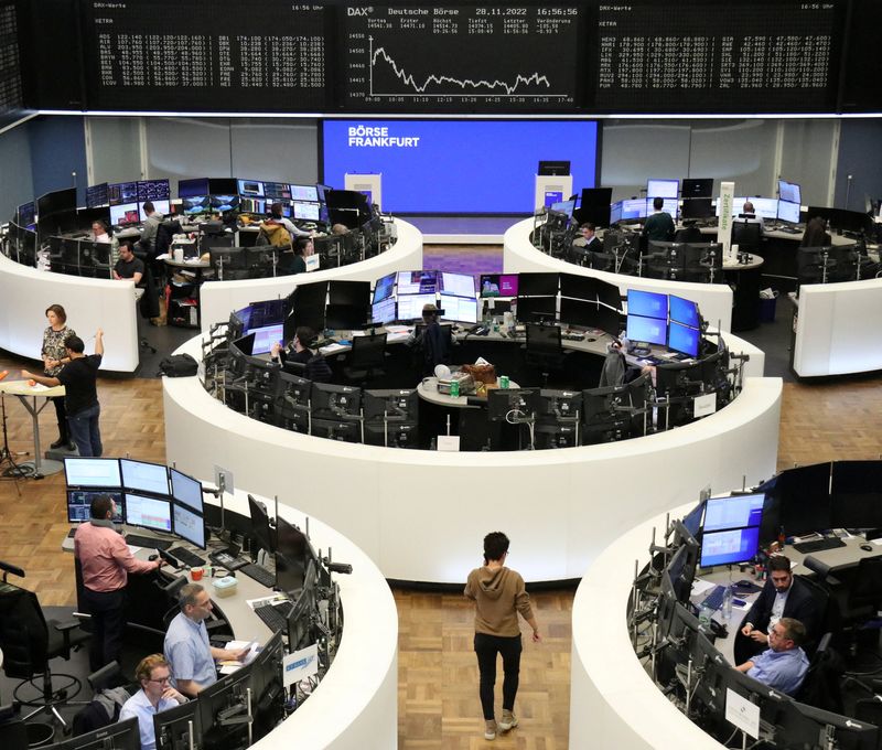 &copy; Reuters. Photo de l'indice boursier allemand DAX à la bourse de Francfort, en Allemagne. /Photo prise le 28 novembre 2022/REUTERS/Staff