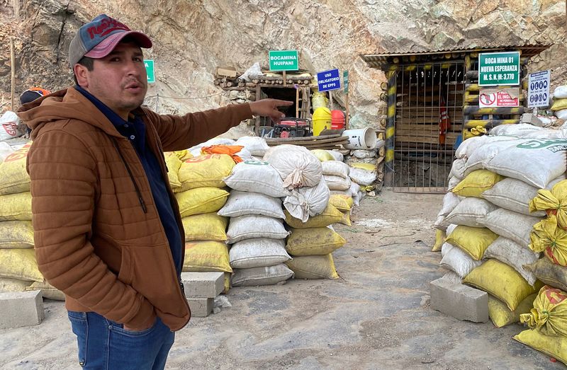 &copy; Reuters. El minero artesanal Samuel Retamozo muestra bolsas de rocas con contenido de cobre durante una entrevista con Reuters ya que cientos de mineros artesanales han encontrado un rico filón de cobre en las colinas de Tapairihua en los Andes de Perú. 18 de oc