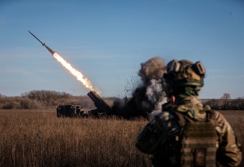 &copy; Reuters. جنود أوكرانيون يطلقون صاروخا من موقع بمنطقة دونيتسك يوم 29 نوفمبر تشرين الثاني 2022في صورة لرويترز.