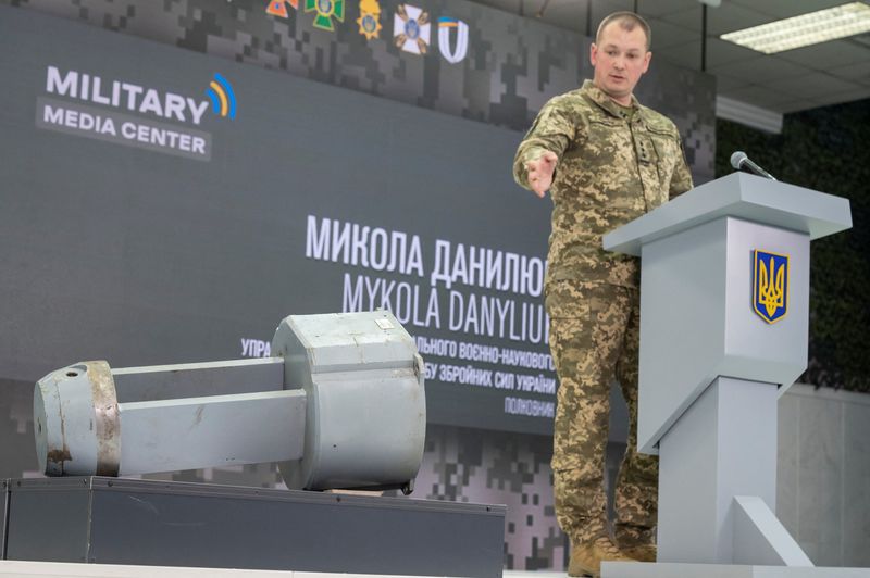&copy; Reuters. El coronel Mykola Danyliuk, representante del departamento científico-militar central del Estado Mayor, señala una ojiva falsa que imita una parte nuclear de un misil de crucero estratégico Kh-55SM, que fue utilizado por las tropas rusas durante un rec
