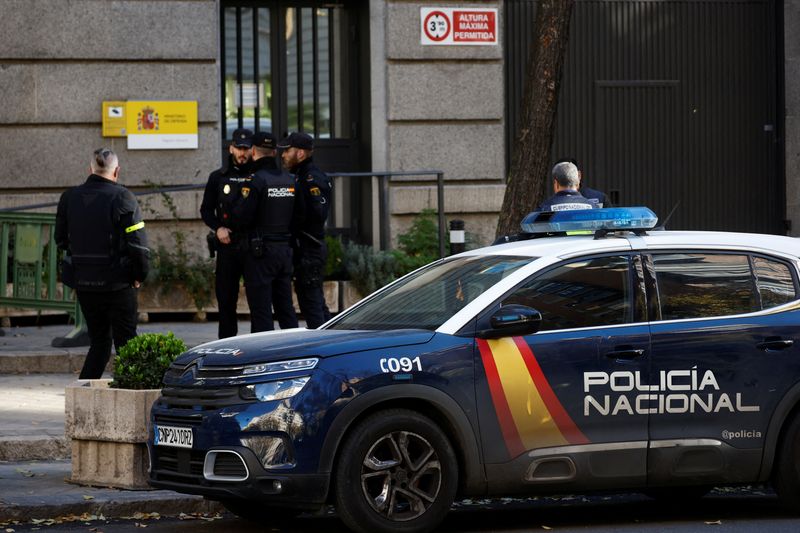 &copy; Reuters. Agentes de la Policía Nacional permanecen frente al Ministerio de Defensa de España después de que se enviaran al ministerio presuntos artefactos explosivos ocultos en sobres, tras otros paquetes enviados a objetivos relacionados con el apoyo español 