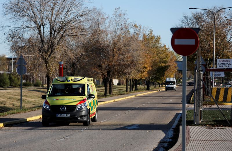 &copy; Reuters. Ambulância é vista saindo da base da Força Aérea de Torrejon de Ardoz depois que um suposto artefato explosivo escondido em um envelope foi enviado para a base
 1/12/2022   REUTERS/Violeta Santos Moura