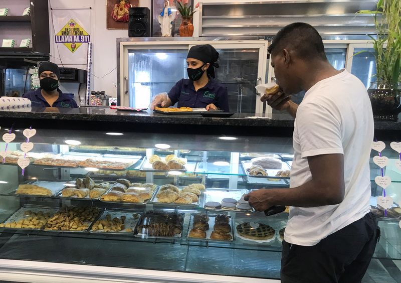 &copy; Reuters. Un cliente come un pastel en una panadería, en Caracas, Venezuela. 16 de noviembre, 2022. REUTERS/Mayela Armas