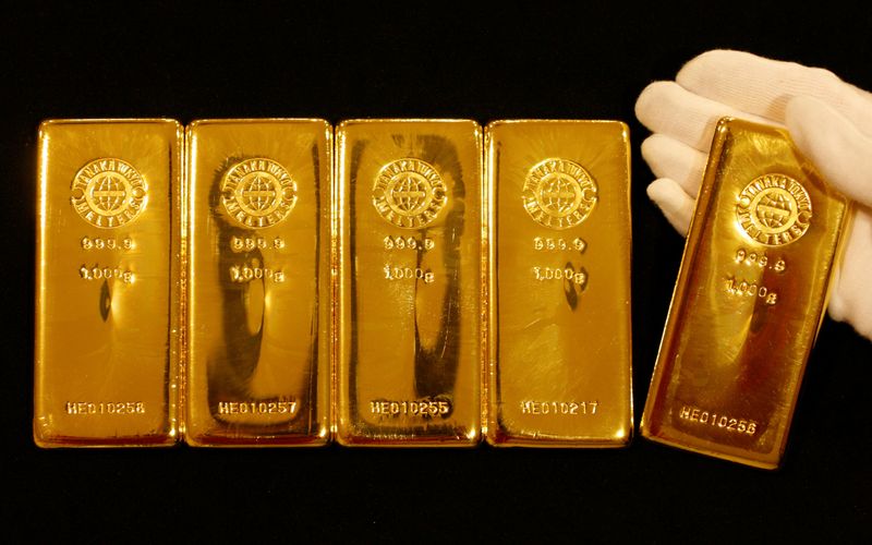 &copy; Reuters. FILE PHOTO: Gold bars are displayed during a photo opportunity at the Ginza Tanaka store in Tokyo September 7, 2009.    REUTERS/Yuriko Nakao/File Photo