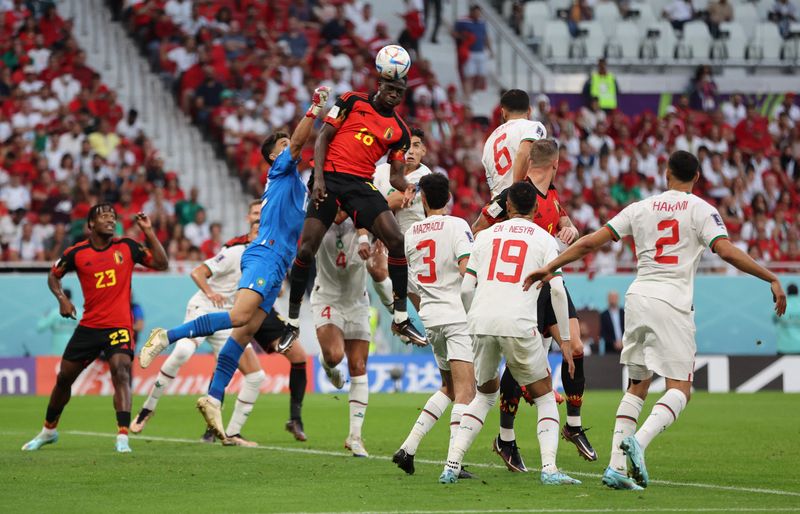 &copy; Reuters. Fútbol - Copa Mundial de la FIFA Qatar 2022 - Grupo F - Bélgica contra Marruecos - Estadio Al Thumama, Doha, Qatar - 27 de noviembre de 2022. El marroquí Munir El Kajoui en acción con el belga Amadou Onana. REUTERS/Amr Abdallah Dalsh