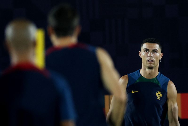 © Reuters. كريستيانو رونالدو أثناء تدريبات منتخب البرتغال في قطر يوم الخميس. تصوير: بيدرو نونيز-رويترز.