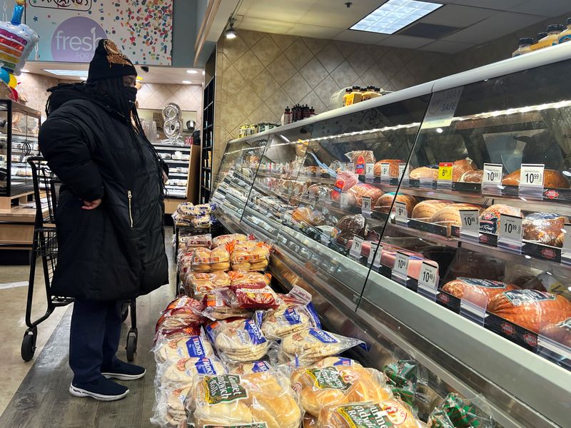 &copy; Reuters. Un client dans un supermarché avant la Thanksgiving à Chicago. /Photo prise le 22 novembre 2022/REUTERS/Jim Vondruska