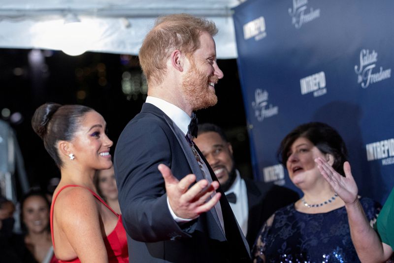 &copy; Reuters. FILE PHOTO: Britain's Prince Harry and Meghan Markle, Duke and Duchess of Sussex, arrive for the annual Salute to Freedom Gala at the Intrepid Sea, Air & Space Museum in Manhattan in New York City, U.S., November 10, 2021. REUTERS/Eduardo Munoz/File Photo